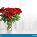 How to choose the best vintage vase for red roses in a home decor
